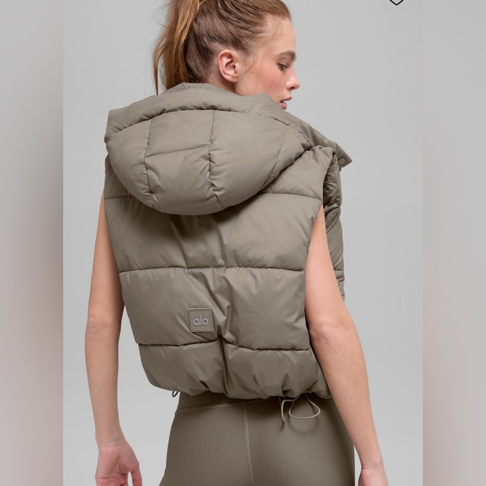 ALO Yoga NWT Gold Rush Puffer Vest Cropped Jacket on Light Cocoa Color Size S - Picture 2 of 12